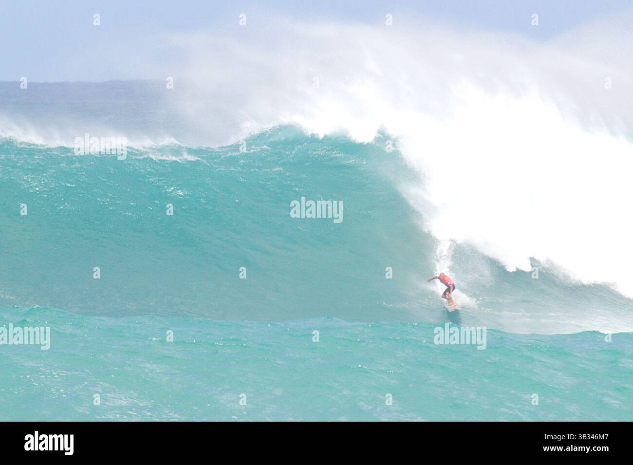 25 février 2016 - Kelly Slater survole une vague pendant l'action au Eddie Aikau Big Wave Invitational 2016 présenté par Quicksilver à Waimea Bay à Haleiwa, HI(crédit image : © Glenn Yoza/CSM via ZUMA Wire) Banque D'Images