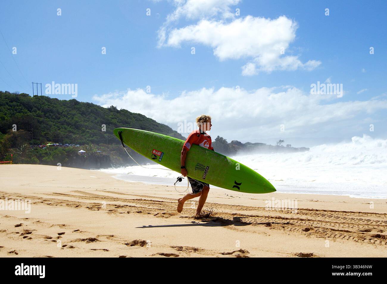 25 février 2016 - John Florence se prépare pour sa chaleur lors de l'action au Eddie Aikau Big Wave Invitational 2016 présenté par Quicksilver à Waimea Bay à Haleiwa, HI(crédit image : © Glenn Yoza/CSM via ZUMA Wire) Banque D'Images