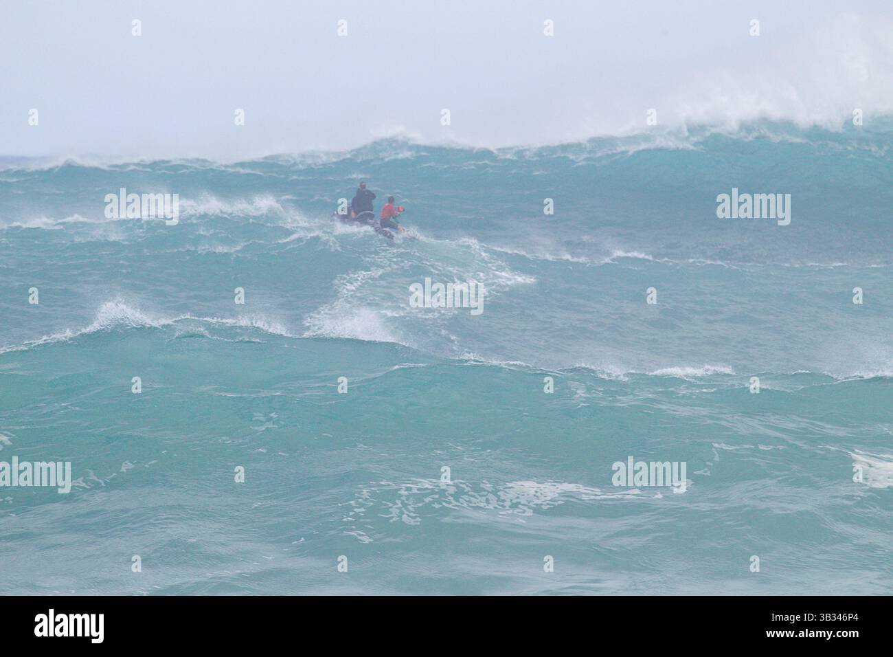 25 février 2016 - une patrouille d'eau assure la sécurité de l'eau pendant l'action au Eddie Aikau Big Wave Invitational 2016 présenté par Quicksilver à Waimea Bay à Haleiwa, HI(crédit image : © Glenn Yoza/CSM via ZUMA Wire) Banque D'Images