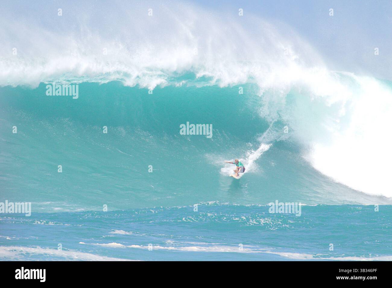 25 février 2016 - John Florence survole une vague pendant l'action au Eddie Aikau Big Wave Invitational 2016 présenté par Quicksilver à Waimea Bay à Haleiwa, HI(crédit image : © Glenn Yoza/CSM via ZUMA Wire) Banque D'Images