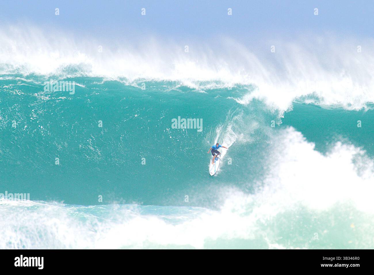 25 février 2016 - Tom Carrol prend la tête de l'action lors de l'édition 2016 d'Eddie Aikau Big Wave Invitational présenté par Quicksilver à Waimea Bay à Haleiwa, HI(crédit image : © Glenn Yoza/CSM via ZUMA Wire) Banque D'Images