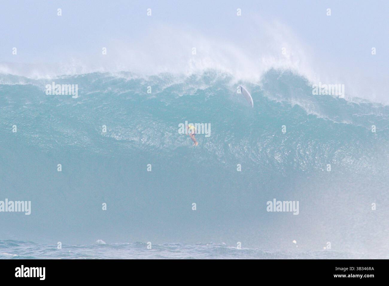 25 février 2016 - Grant Baker a un mauvais effacement lors de l'action au Eddie Aikau Big Wave Invitational 2016 présenté par Quicksilver à Waimea Bay à Haleiwa, HI(crédit image : © Glenn Yoza/CSM via ZUMA Wire) Banque D'Images