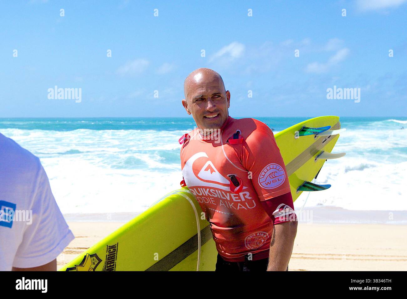 25 février 2016 - Kelly Slater sourit à la foule pendant l'action au Eddie Aikau Big Wave Invitational 2016 présenté par Quicksilver à Waimea Bay à Haleiwa, HI(crédit image : © Glenn Yoza/CSM via ZUMA Wire) Banque D'Images