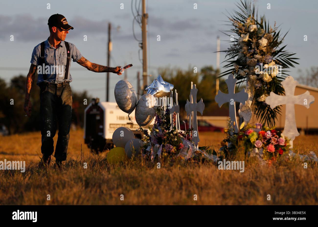 7 novembre 2017 - la Vernia, Texas, États-Unis - Derrick Bernaden de San Antonio bénit un mémorial de croix avec de la sauge à la suite de la tragédie de tir de dimanche à la First Baptist Church de Sutherland Springs, Texas, le mardi 7 novembre 2017. Bernaden a dit qu'il était un vétéran et qu'il a été récemment libéré d'un service psychique et a appris la tragédie. (Crédit image : © San Antonio Express-News via ZUMA Wire) Banque D'Images