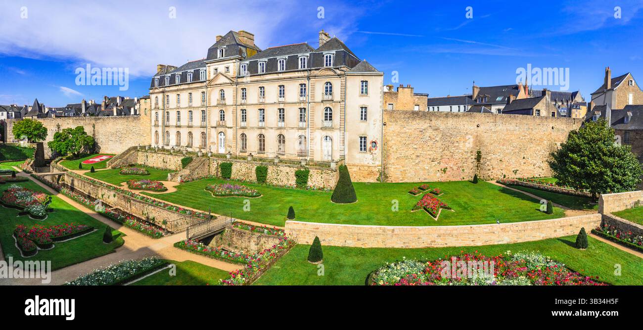 Impressionnant château Hermine à vannes, monument historique dans le centre-ville historique, vue avec jardin majestueux. Bretagne, France Banque D'Images