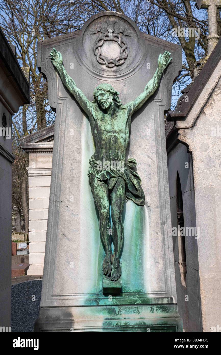 Sculpture en laiton de Jésus figure sur un monument funéraire au cimetière de Montmartre, officiellement cimetière du Nord, à Paris, France Banque D'Images