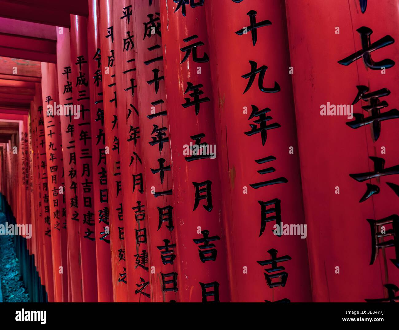 Inscriptions kanji sur les portes Vermilion Torii à Fushimi Inari Taisha, Kyoto Banque D'Images