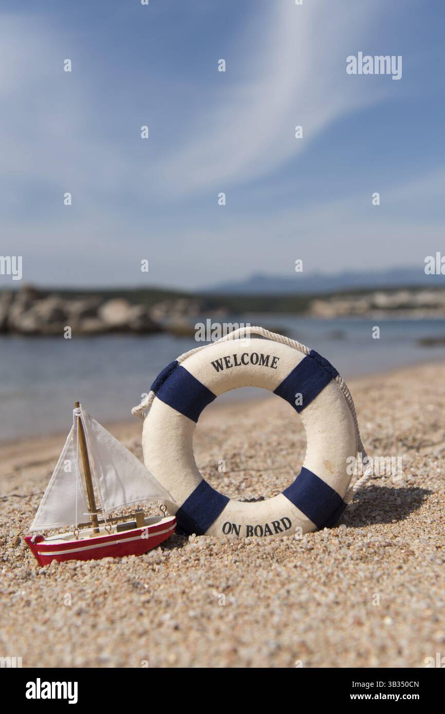 Paysage plage corse côte est avec bouée et voilier miniature Banque D'Images