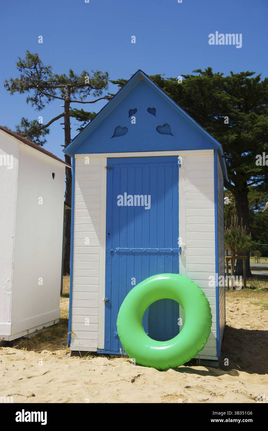Cabines colorées sur la plage de l'île Saint-Denis d'Oléron en France Banque D'Images