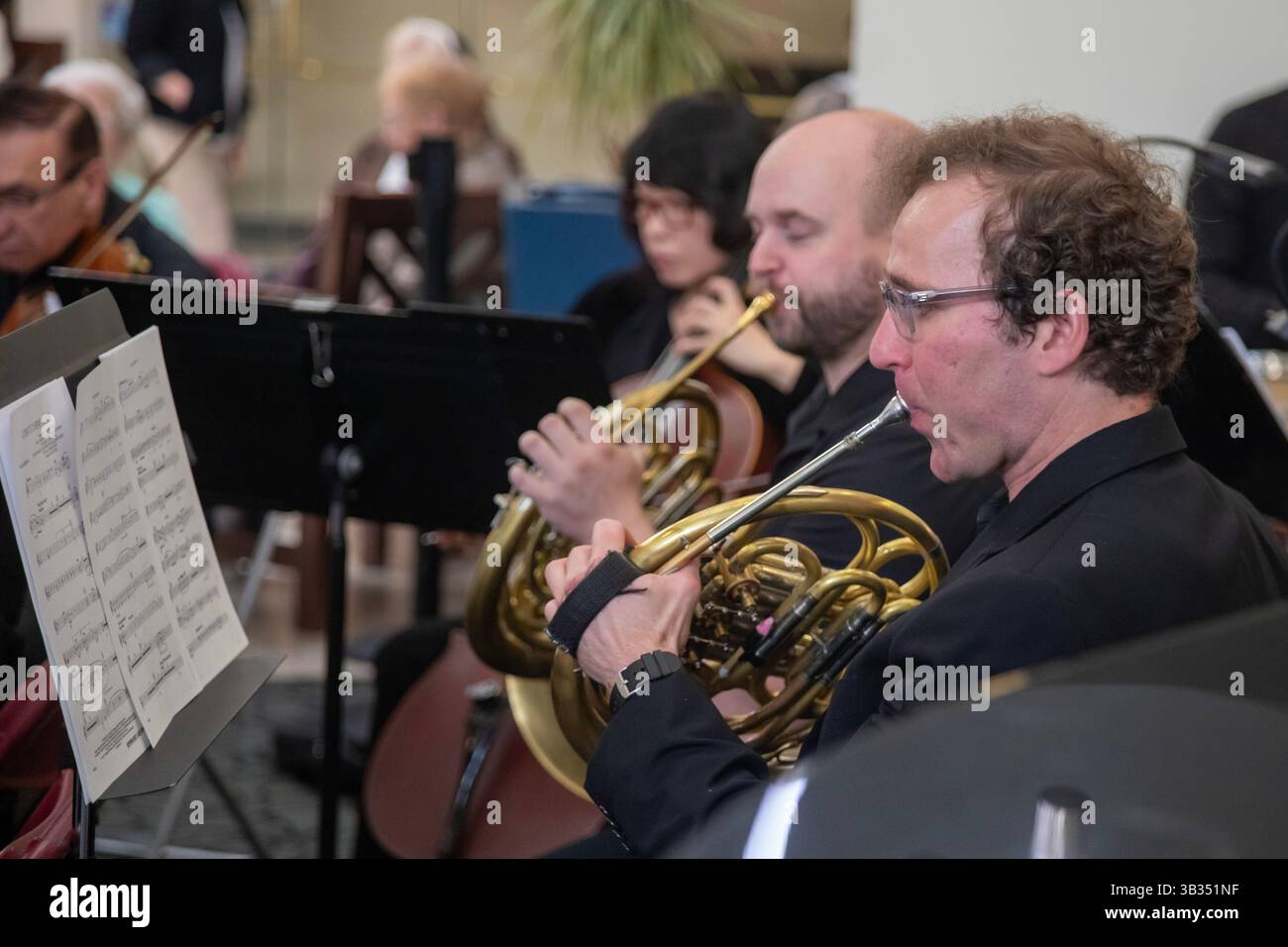 Livonia, Michigan - le Livonia Symphony ensemble a donné un concert gratuit à Laurel Park place, un centre commercial de la banlieue de Détroit. Le concert célèbre Banque D'Images