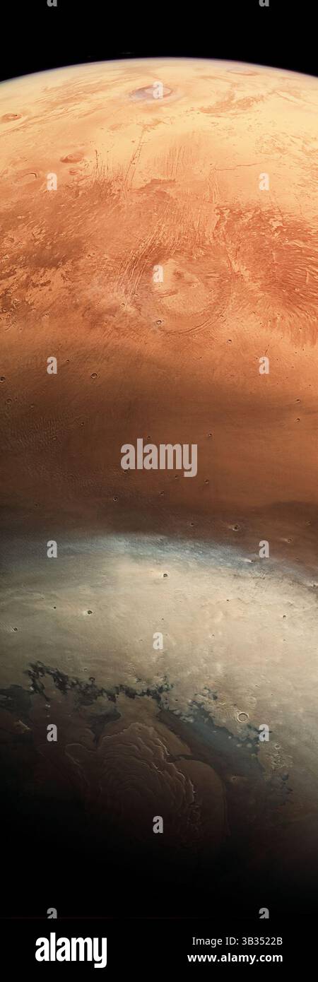 14 décembre 2017 - États-Unis - mars contexte mondial. Quel est le chemin dans l'espace ? Les planètes sont généralement représentées avec le pôle nord en haut et le pôle sud en bas. Dans cette image remarquable prise par mars Express de l'ESA, la planète rouge est vue avec le nord en bas et l'Équateur en haut. L'image a été prise le 19 juin pour étalonner la caméra stéréo haute résolution, alors que mars Express volait du nord au sud. Les neuf canaux de la caméra, dont un orienté vers le bas, quatre couleurs et quatre stéréo, effectuent un panoramique sur la surface pour enregistrer une grande zone avec les mêmes conditions d'éclairage. Au th Banque D'Images
