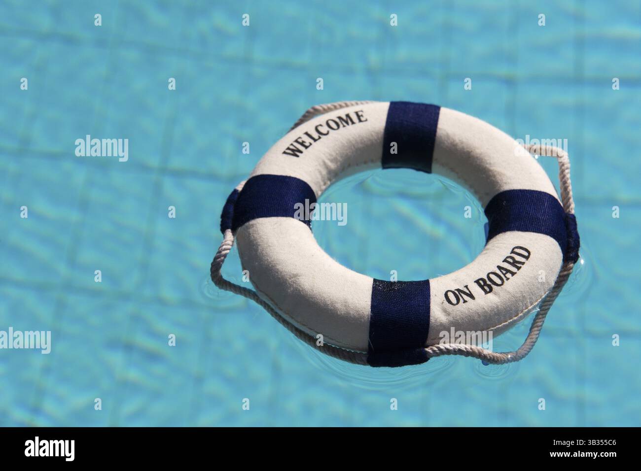 Bouée flottant dans la piscine extérieure Banque D'Images