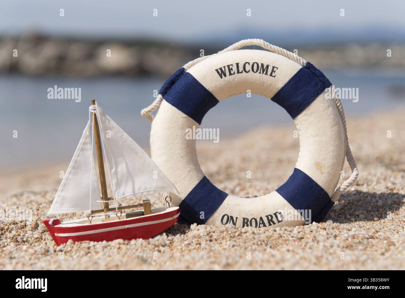 Paysage plage corse côte est avec bouée et voilier miniature Banque D'Images