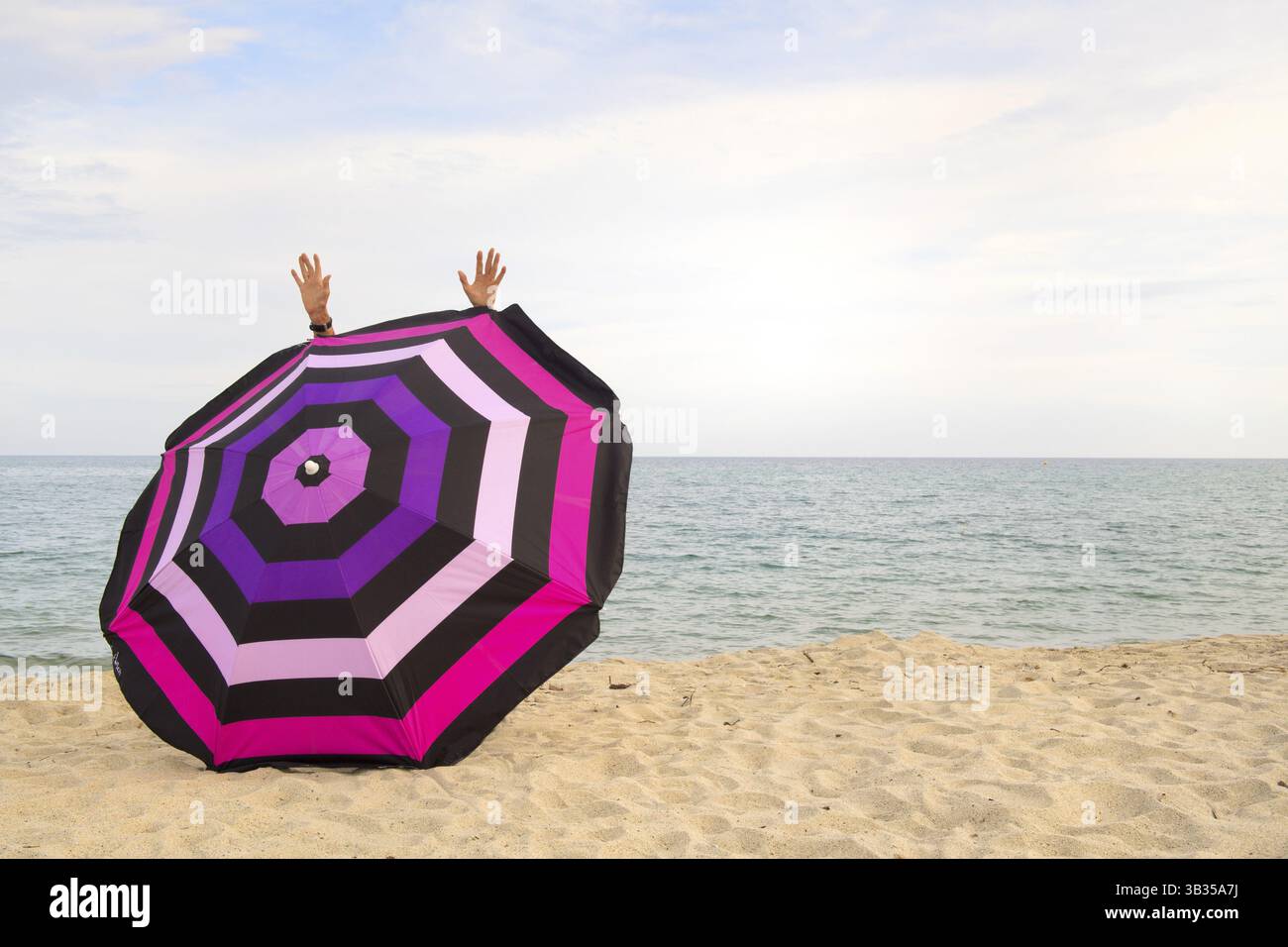 Vacances à l'ombre avec parasol à la plage Banque D'Images
