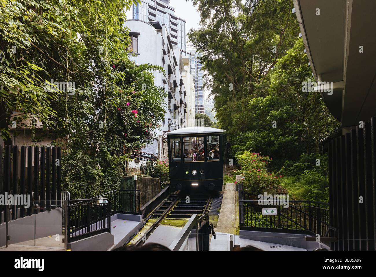 HONG KONG, CHINE - 29 SEPTEMBRE 2024 : le célèbre et populaire Peak Tram alors qu'il monte Victoria Peak à Hong Kong, Chine, Asie Banque D'Images