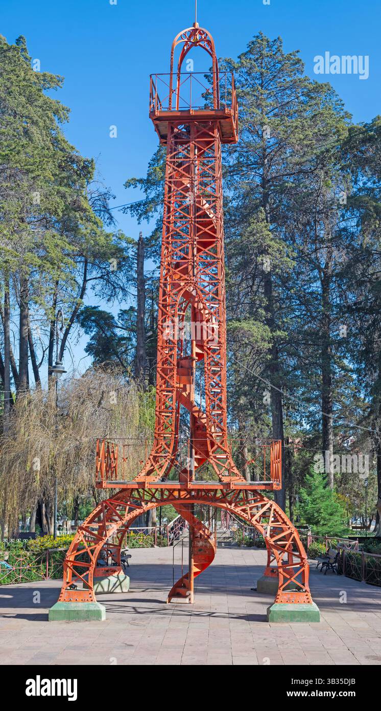 Mini Tour Eiffel dans un parc de la ville à sucre, Bolivie Banque D'Images