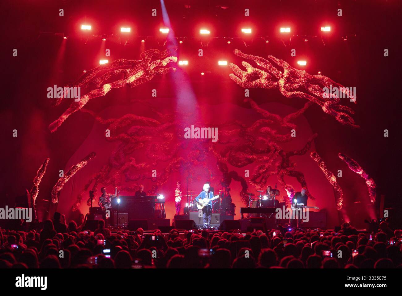 MELBOURNE, AUSTRALIE - 10 DÉCEMBRE : Neil Finn de Crowded House se produit au Rod laver Arena le 10 décembre 2024 à Melbourne, Australie, Melbourne, au Banque D'Images