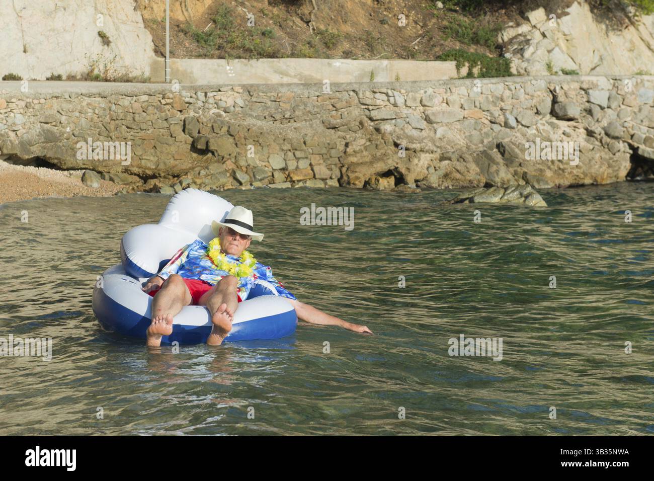 Man lunettes espion flottant à la présidence dans la mer Banque D'Images