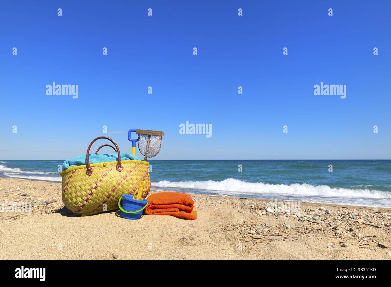 Sac de plage et jouets pour les vacances d'été Banque D'Images