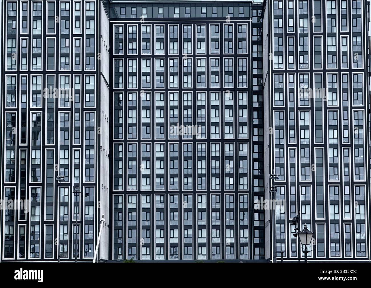 Résumé des fenêtres répétitives dans le bloc de bureaux sur le front de mer de Liverpool Banque D'Images