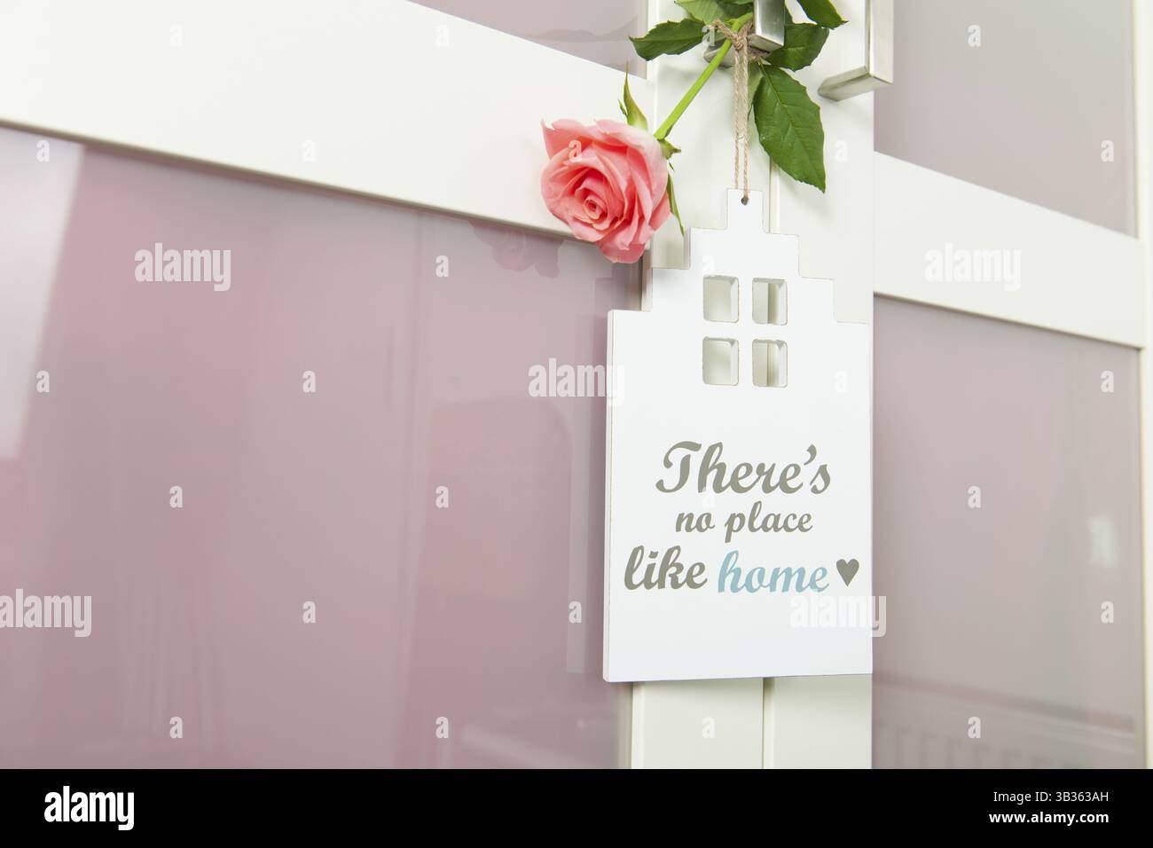 Cintre de porte sans endroit comme à la maison avec rose Banque D'Images