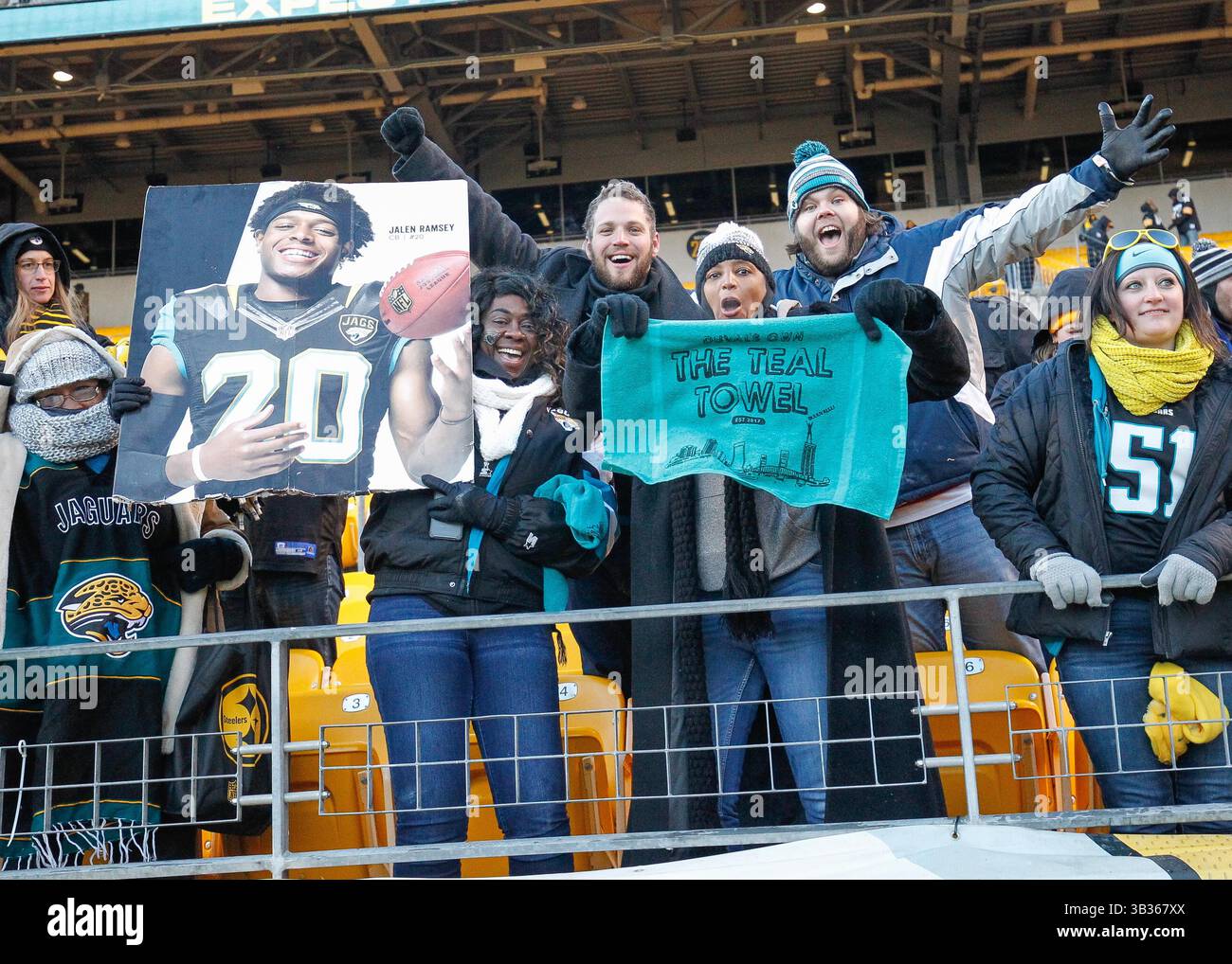 14 janvier 2018 - Pittsburgh, Pennsylvanie, U. S - ces fans des Jaguars de Jacksonville sont très heureux de passer au prochain tour des séries éliminatoires de la NFL. (Crédit image : © Brian Kunst via ZUMA Wire) Banque D'Images