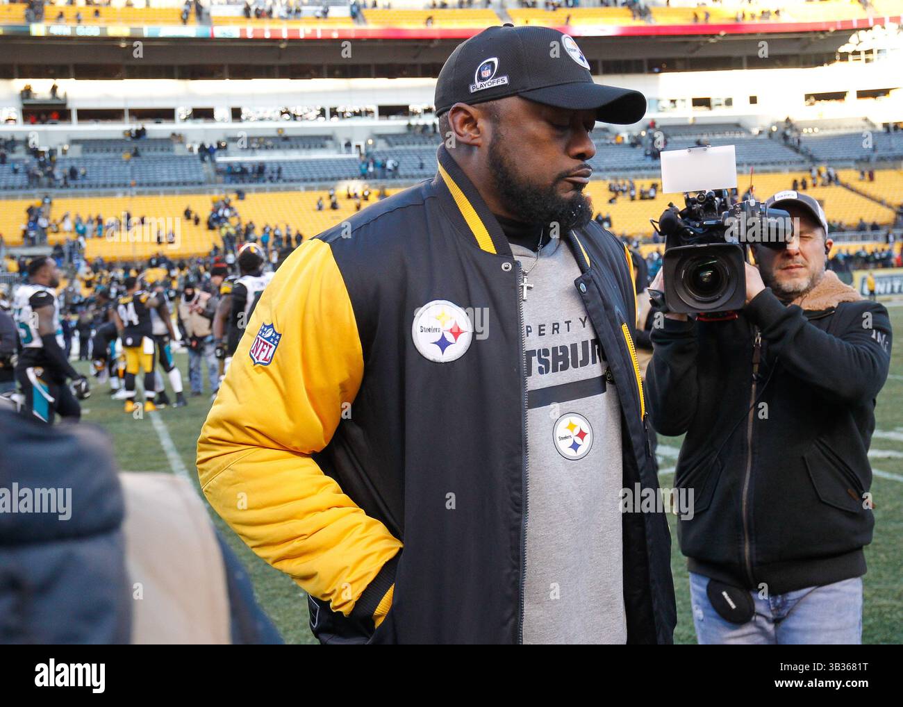 14 janvier 2018 - Pittsburgh, Pennsylvanie, U. S - MIKE TOMLIN, entraîneur-chef des Pittsburgh Steelers, quitte Heinz Field pour la dernière fois cette saison alors que son équipe est éliminée des séries éliminatoires de la NFL par les Jaguars de Jacksonville. (Crédit image : © Brian Kunst via ZUMA Wire) Banque D'Images