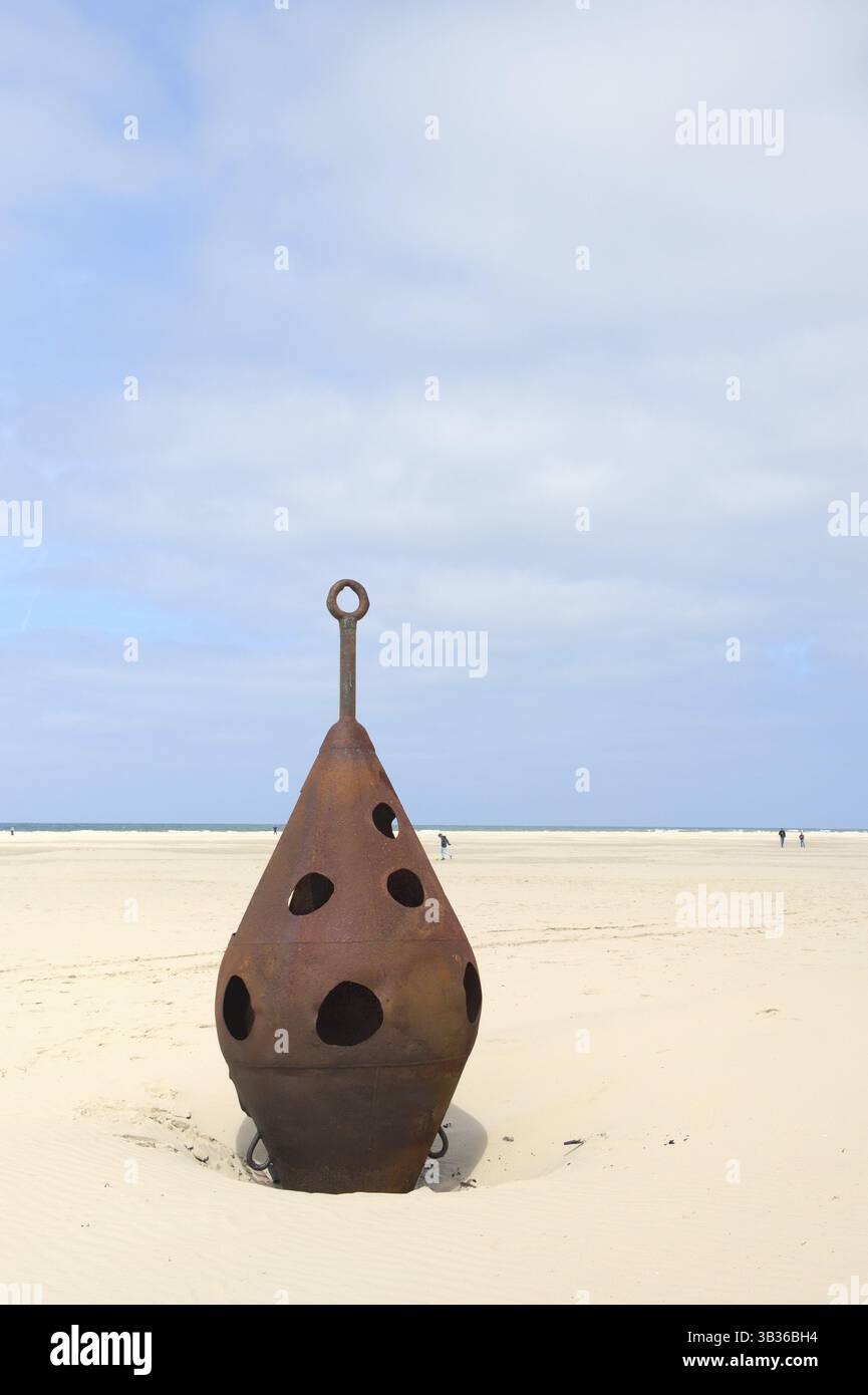 Plage vide de paysage avec balise rouillée en métal sur l'île néerlandaise Terschelling Banque D'Images