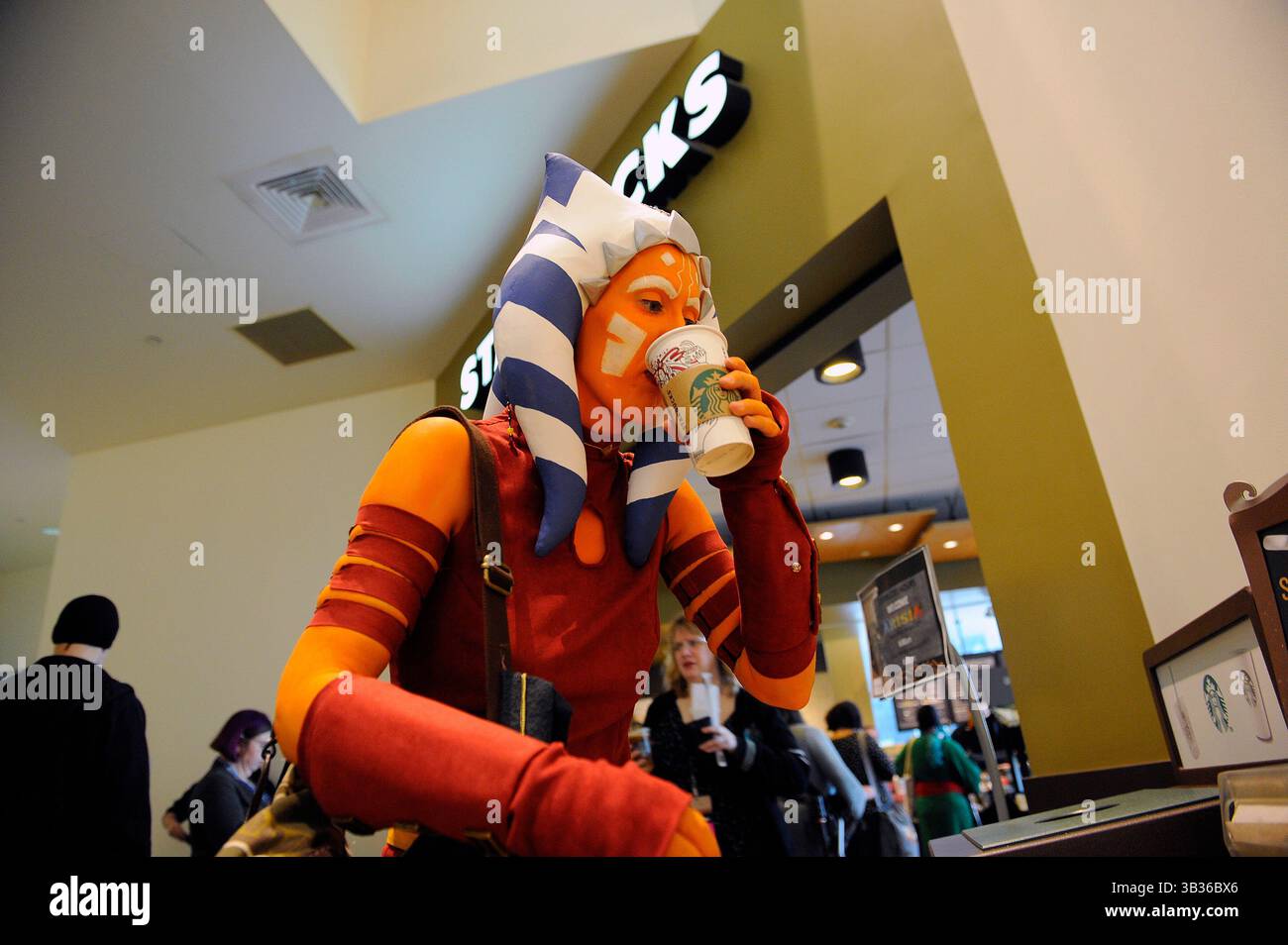 14 janvier 2018 - Boston, Massachusetts, États-Unis - ALISON FULMER, 27 ans, habillée en personnage Jedi/Star Wars Ahsoka Tano, prend un moment de la convention pour prendre un café à la convention Arisia à l'hôtel Westin. (Crédit image : © Joseph Prezioso via ZUMA Wire) Banque D'Images