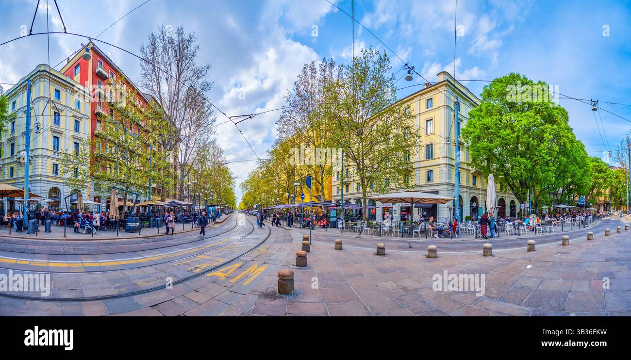 MILAN, ITALIE - 8 AVRIL 2022 : Panorama des lignes d'arbres de l'avenue Corso Sempione avec de nombreux cafés et bars en plein air élégants, le 8 avril à Milan Banque D'Images
