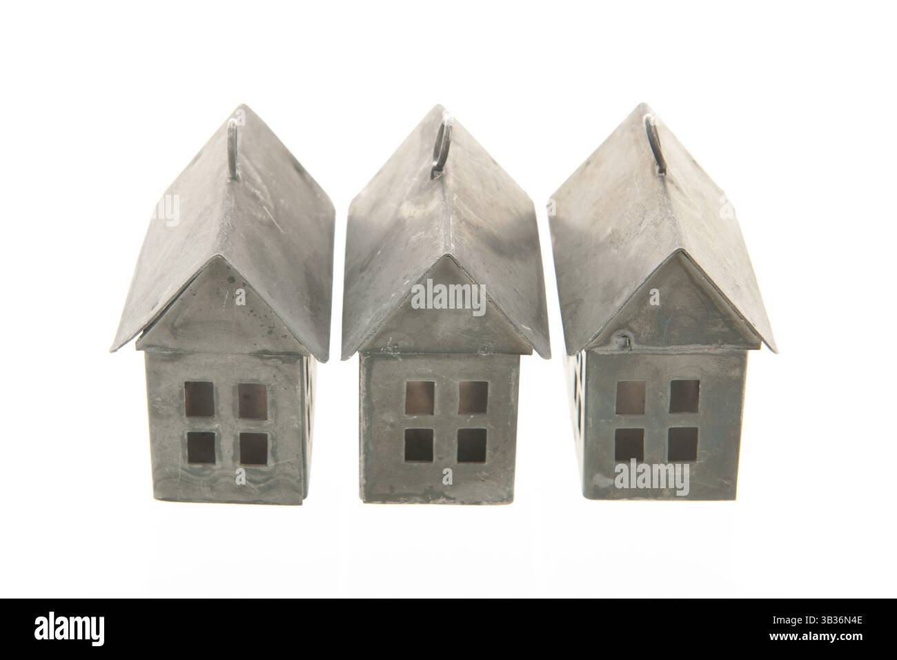 Dans la rangée de maisons miniatures en métal isolé sur fond blanc Banque D'Images