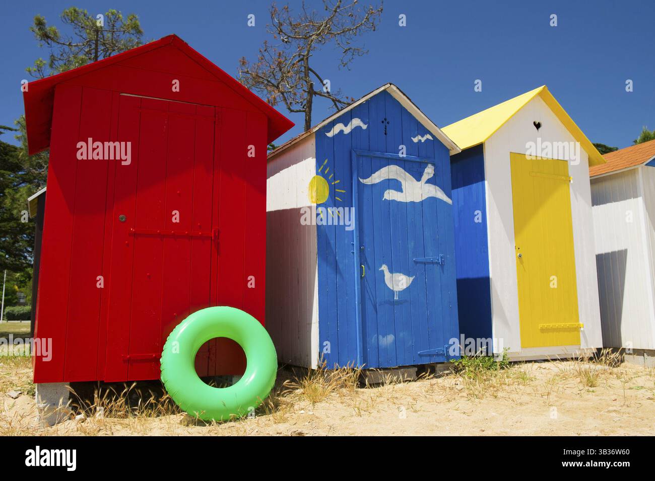 Cabines colorées sur la plage de l'île Saint-Denis d'Oléron en France Banque D'Images