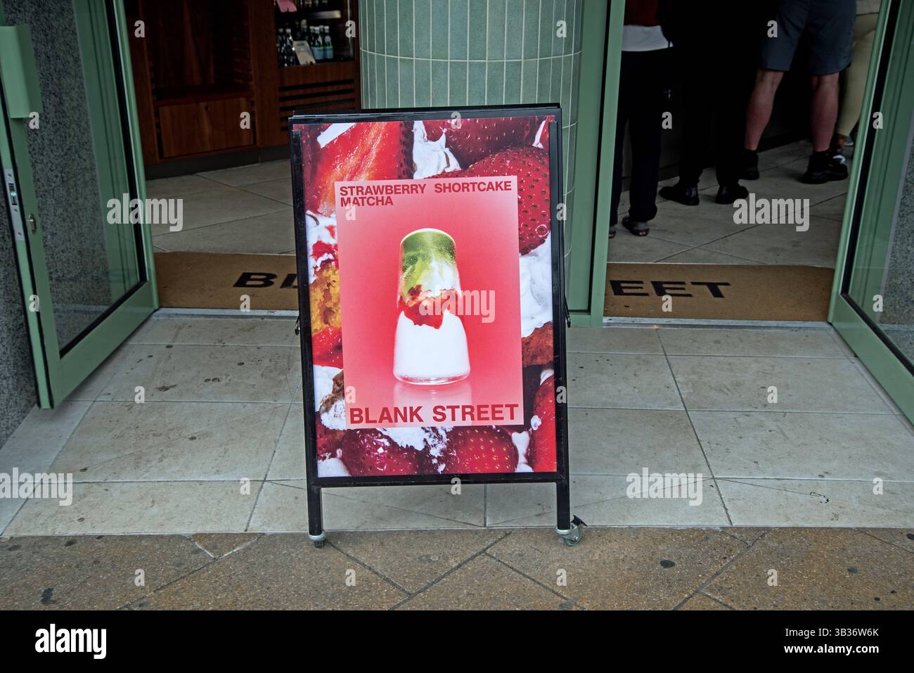 Strawberry Shortcake Matcha sur un panneau publicitaire devant Blank Street Coffee sur Princes Street, Édimbourg, Écosse, Royaume-Uni. Banque D'Images
