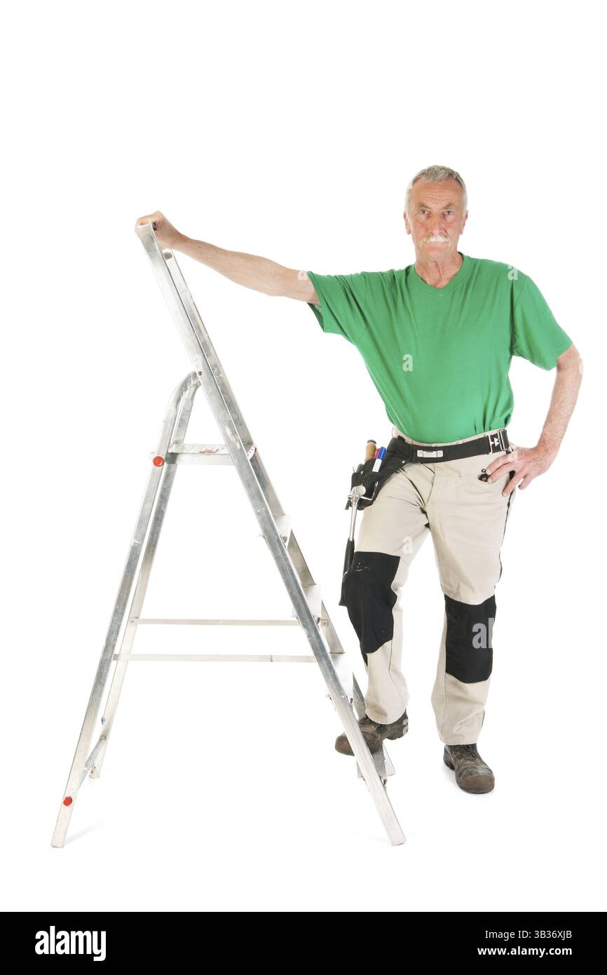 Man comme travailleur manuel avec isolé sur fond blanc escabeau Banque D'Images