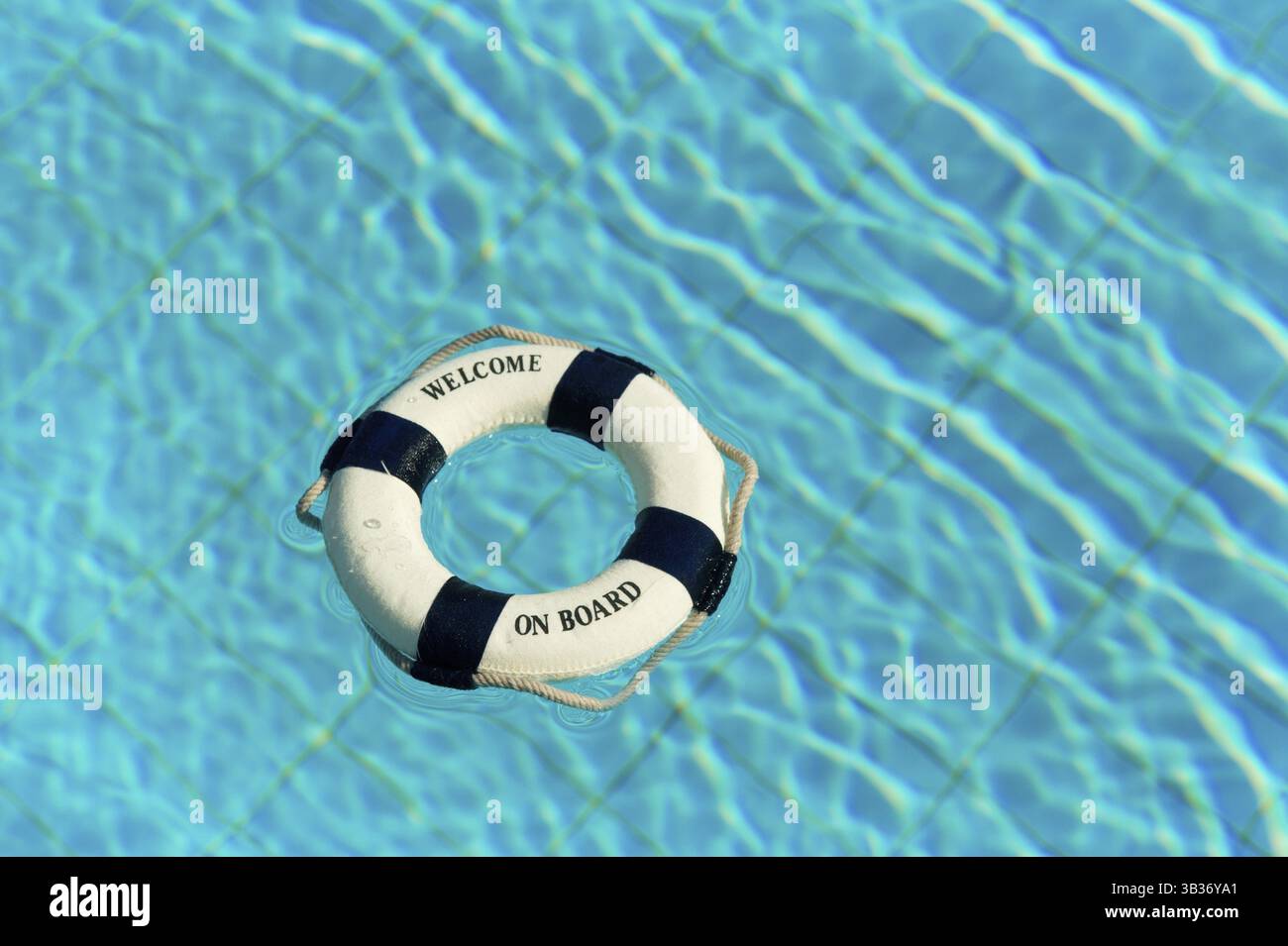 Bienvenue à bord avec bouée in swimming pool Banque D'Images