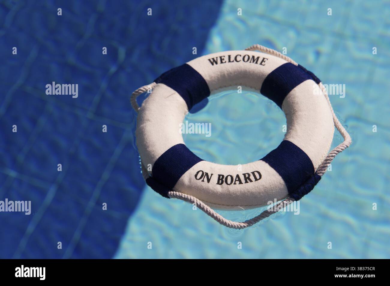 Bouée flottant dans la piscine en deux couleurs bleu clair et foncé Banque D'Images