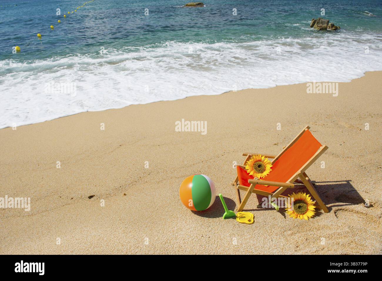 Chaise de plage vide avec des fleurs et des jouets à la mer Banque D'Images