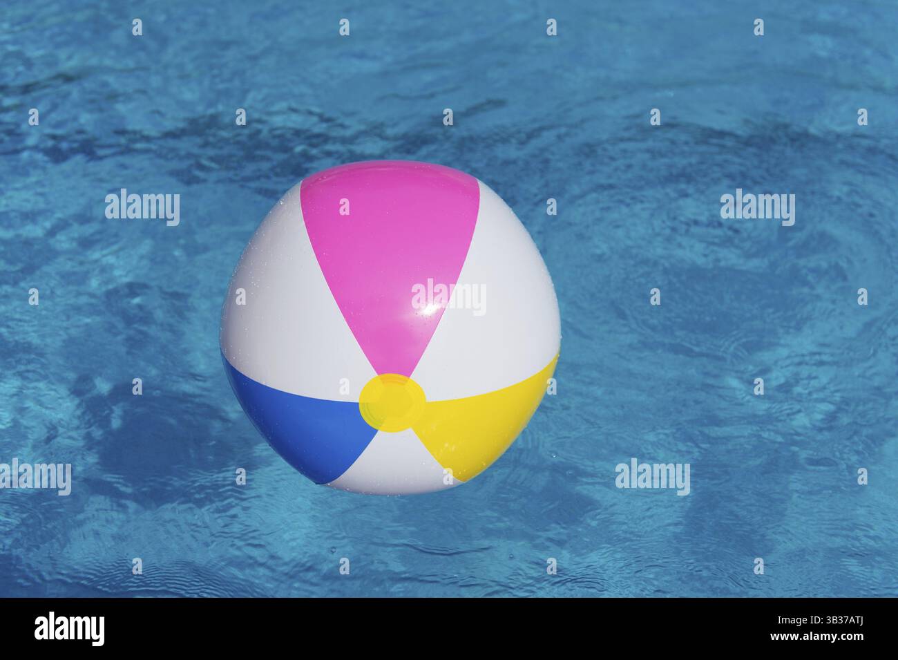Ballon gonflable coloré dans la piscine Banque D'Images