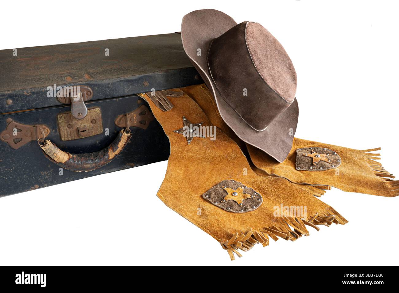 Vêtements de costume pour shérif cowboy robe d'enfant cowgirl contient chapeau en cuir et gilet avec poches et frange. Le présentoir repose sur une vieille valise en métal noir Banque D'Images
