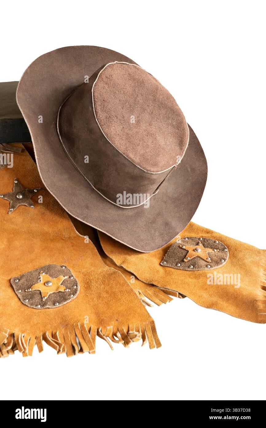 Vêtements de costume pour shérif cowboy robe d'enfant cowgirl contient chapeau en cuir et gilet avec poches et frange. Le présentoir repose sur une vieille valise en métal noir Banque D'Images