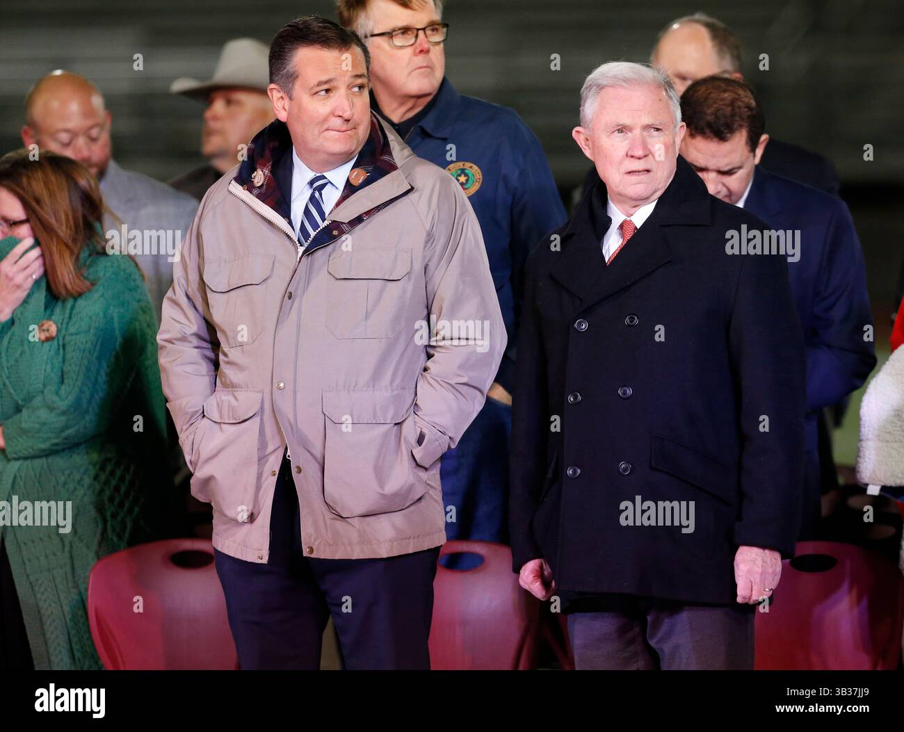 8 novembre 2017 - Floresville, Texas, USA - Sen. Ted Cruz, R-Tbénéficiant (À gauche) et le procureur général des États-Unis Jeff sessions assistent à un service commémoratif où le vice-président Mike Pence fait des remarques à l'école secondaire de Floresville pour rendre hommage aux victimes de la fusillade de l'église dimanche à la First Baptist Church de Sutherland Springs, Texas, le mercredi 8 novembre 2017. (Crédit image : © San Antonio Express-News via ZUMA Wire) Banque D'Images