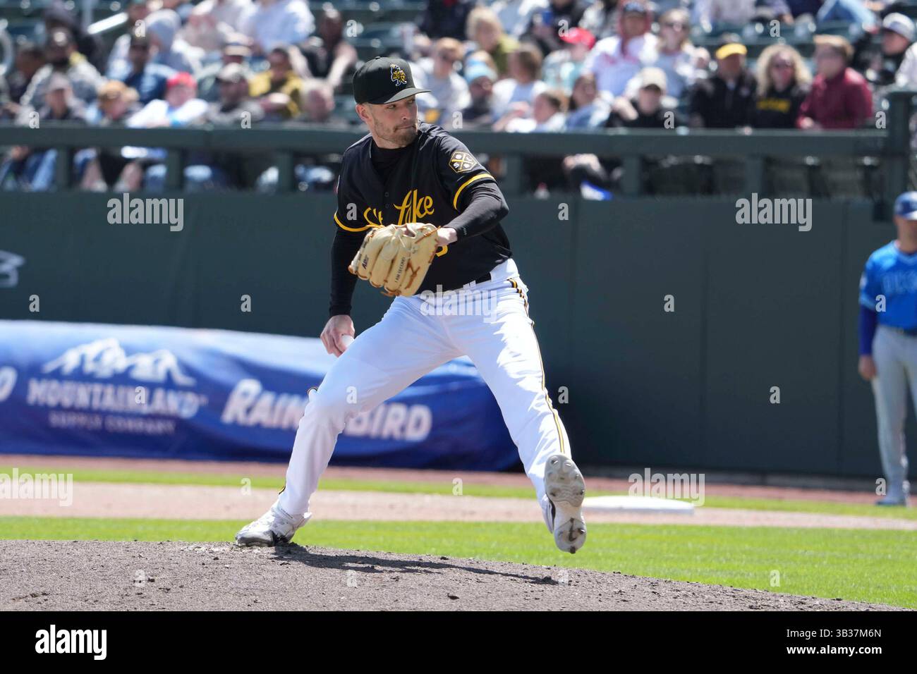 APRIL 27 2025: Salt Lake Bees pitcher Luke Murphy (33) throws a pitch during the game with Oklahoma City Comets and Salt Lake Bees held at Smiths Field in Salt Lake Ut. David Seelig/Cal Sport Medi(Credit Image: © David Seelig / Cal Sport Media/Cal Sport Media) (Cal Sport Media via AP Images) Banque D'Images