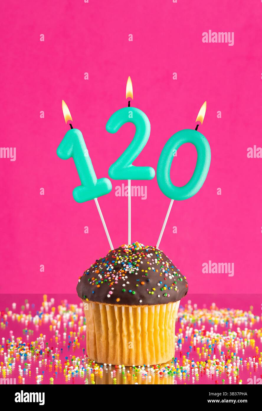 Carte d'anniversaire avec cupcake et numéro 120 bougie - fond rose Banque D'Images