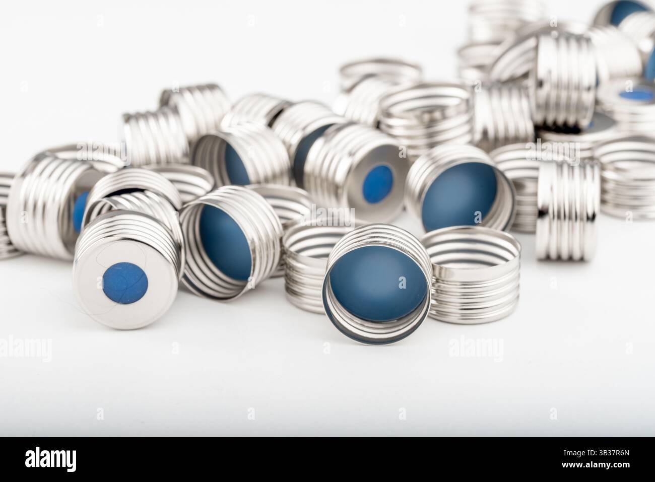 Bouchons métalliques avec septum en caoutchouc bleu pour flacons pour HPLC, mesure par chromatographie en phase gazeuse. Banque D'Images