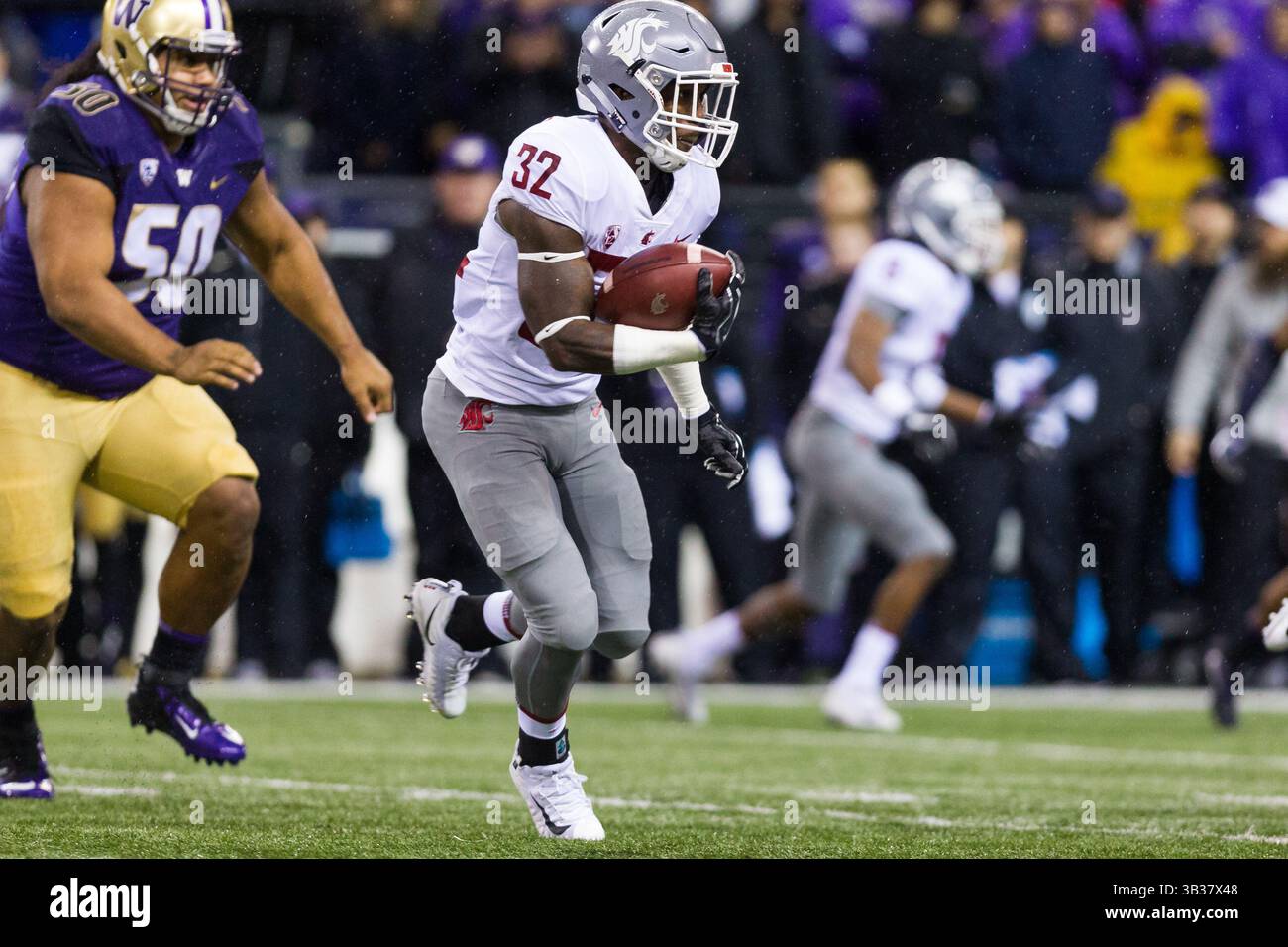 25 novembre 2017 - Seattle, WA, USA - Washington State Cougars Running Back James Williams (32). Les Huskies de Washington battent les Cougars de l'État de Washington 41-14 au Husky Stadium. (Crédit image : © Mike Albright via ZUMA Wire) Banque D'Images