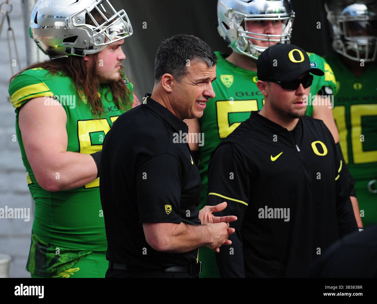 16 décembre 2017 Las Vegas, NV... L'ère Mario Cristobal pour le football de l'Oregon a été oubliable, car les Ducks ont été battus à chaque phase du match en route vers une défaite de 38-28 contre Boise State dans le Las Vegas Bowl 2017 samedi au stade Sam Boyd, dans le Las Vegas Bowl à Las Vegas, Nevada, le 16 décembre 2017. (Crédit obligatoire : Jose Luis / MarinMedia.org / Cal Sport Media) (photographe complet absolu, et crédits requis)(crédit image : &copy ; Jose Marin / Marinmedia. Org/CA/CSM via ZUMA Wire) Banque D'Images