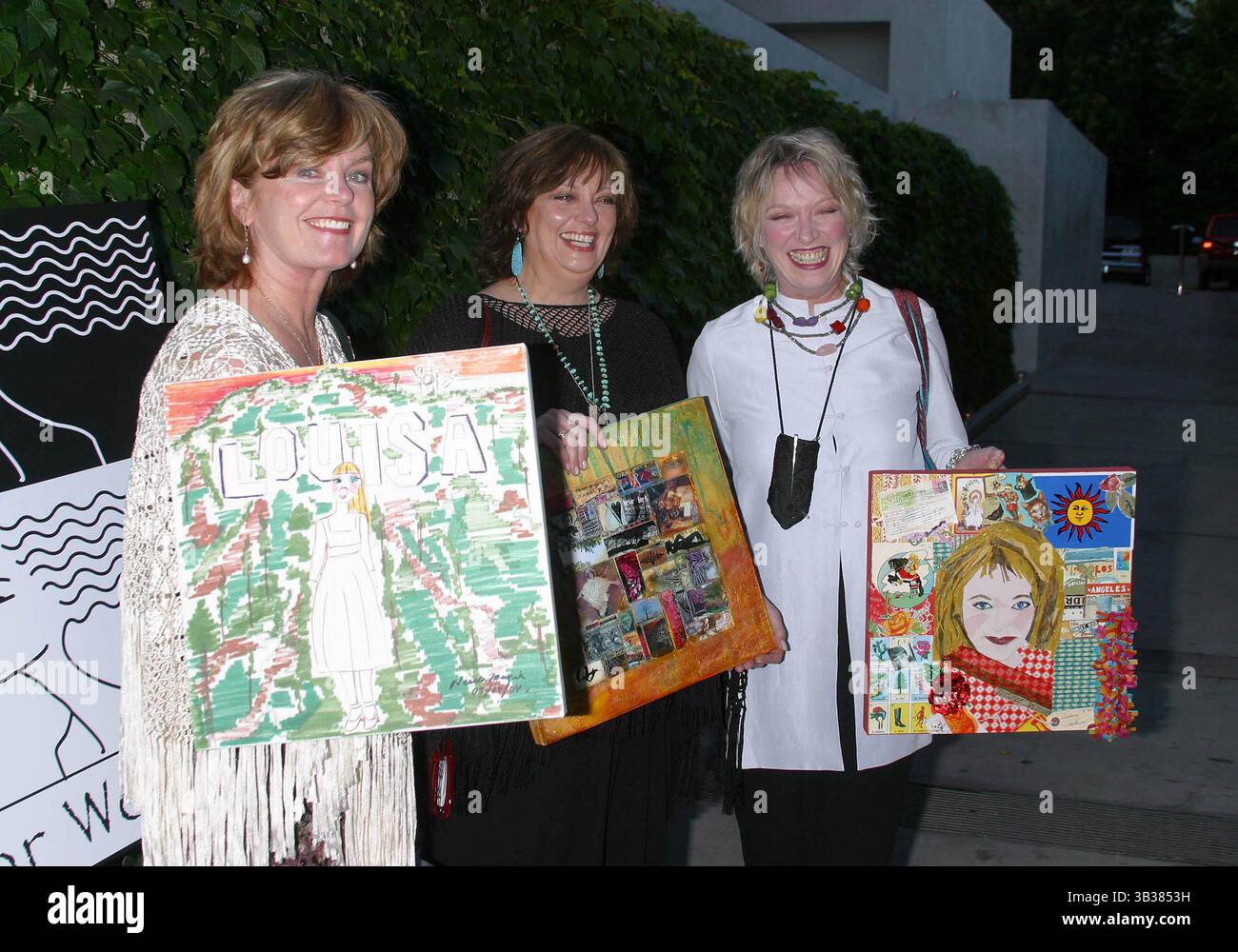 26 décembre 2017 - DOSSIER - HEATHER MENZIES-URICH (née le 3 décembre 1949 décédée le 24 décembre 2017) qui jouait l'une des Louisa von Trapp dans la mélodie de la musique, est décédée dimanche à l'âge de 68 ans. Menzies-Urich, la veuve de l'acteur R. Urich, née à Toronto, a récemment reçu un diagnostic de cancer du cerveau. La succession de Rodgers et Hammerstein, qui a produit la comédie musicale oscarisée de 1965, a également confirmé la mort. PHOTO : 14 mai 2004 - Hollywood, Californie, États-Unis - Menopause The musical - Heather Menzies Urich, Angela Cartwright et soeur Veronica Cartwright 40 Fabulous faces dévoilées au Falcon Restaurant. (Crédit Banque D'Images