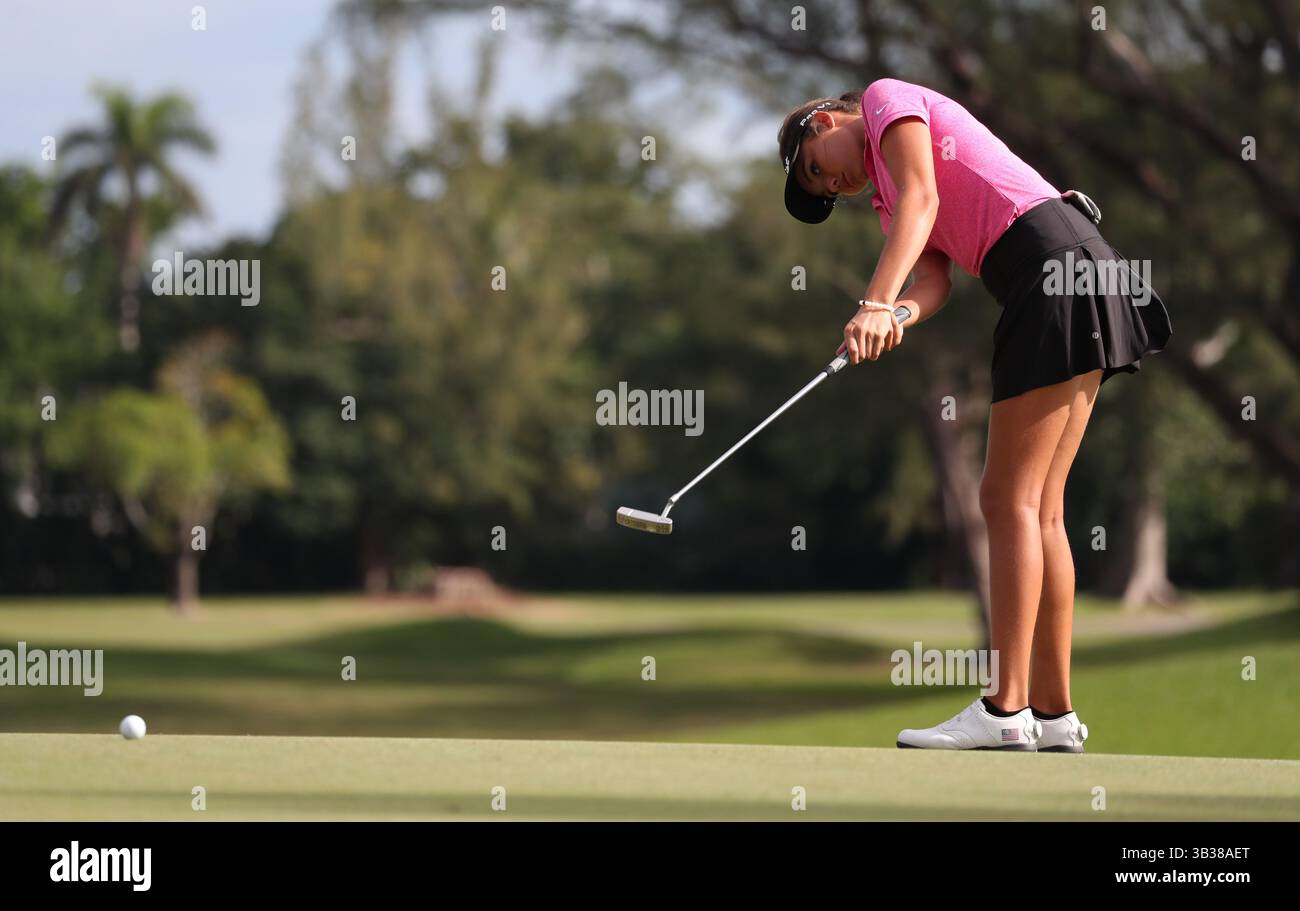 28 décembre 2017 : Alexa Pano (Lake Worth, FL) lance le 18e green au 54e Championnat International de Golf Junior Orange Bowl au Biltmore à Coral Gables, en Floride. Mario Houben/CSM(image de crédit : &copy ; Mario Houben/CSM via ZUMA Wire) Banque D'Images