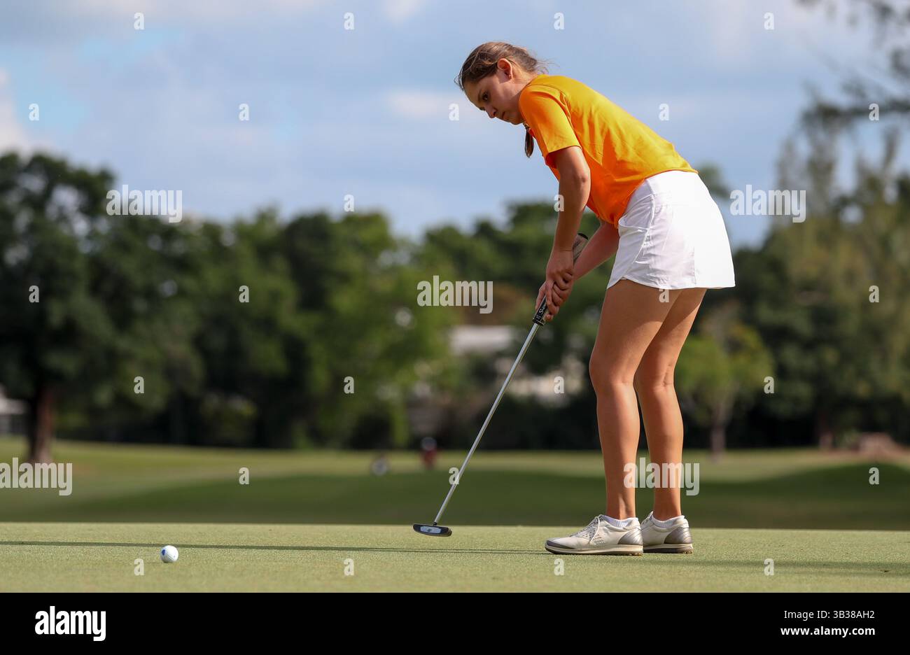 28 décembre 2017 : Daniela Gonzalez (Colombie) lance le 18e green au 54e Championnat International de Golf Junior Orange Bowl au Biltmore à Coral Gables, en Floride. Mario Houben/CSM(image de crédit : &copy ; Mario Houben/CSM via ZUMA Wire) Banque D'Images
