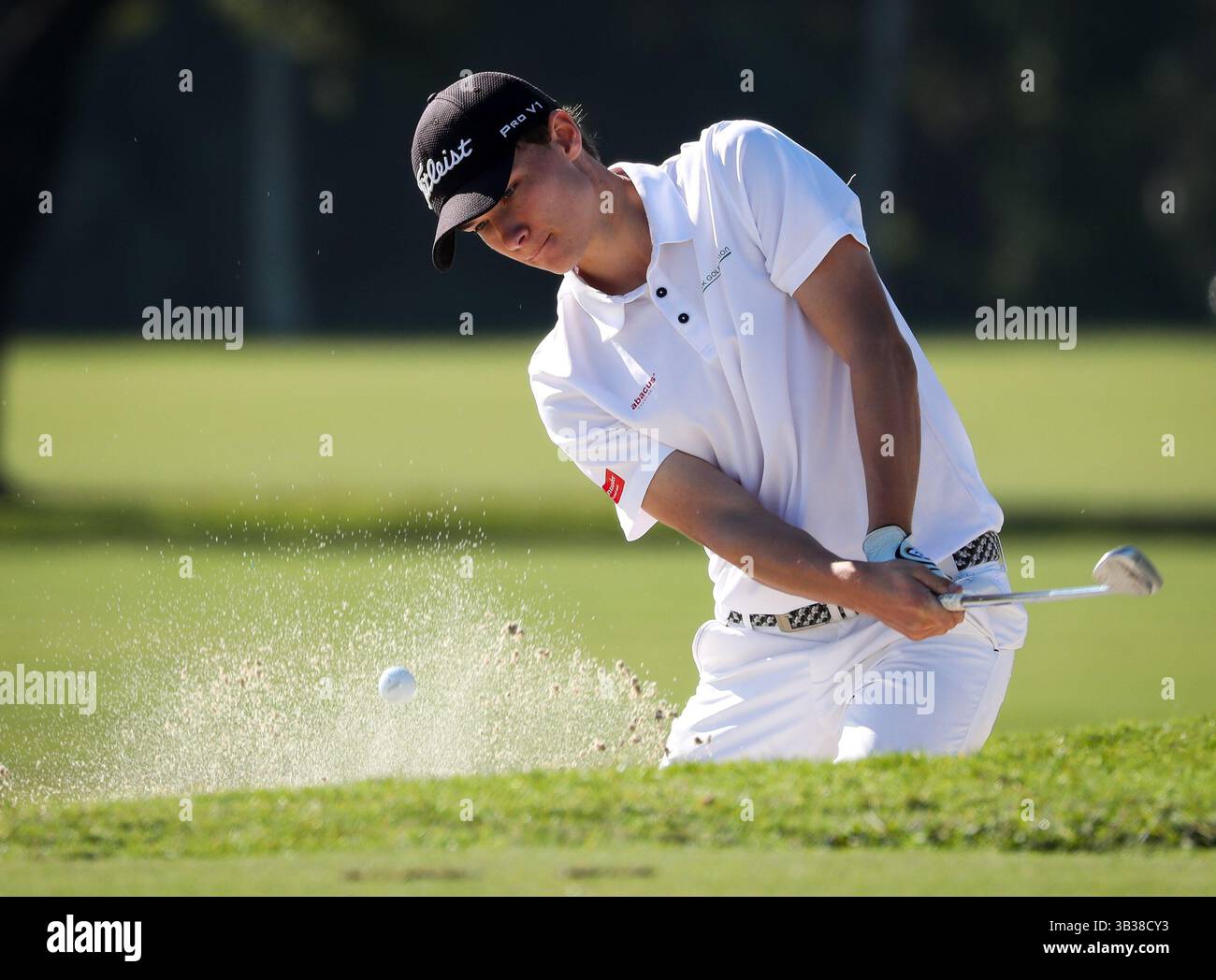 29 décembre 2017 : Nicolai Hojgaard (Danemark) frappe la balle de golf d'un piège à sable lors du 54e Championnat International de Golf Junior Orange Bowl au Biltmore à Coral Gables, en Floride. Mario Houben/CSM(image de crédit : &copy ; Mario Houben/CSM via ZUMA Wire) Banque D'Images